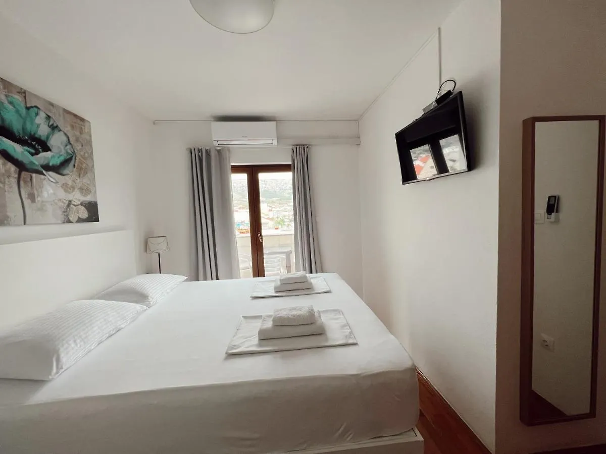 Guest house Apartments Buljanovic Pag Town